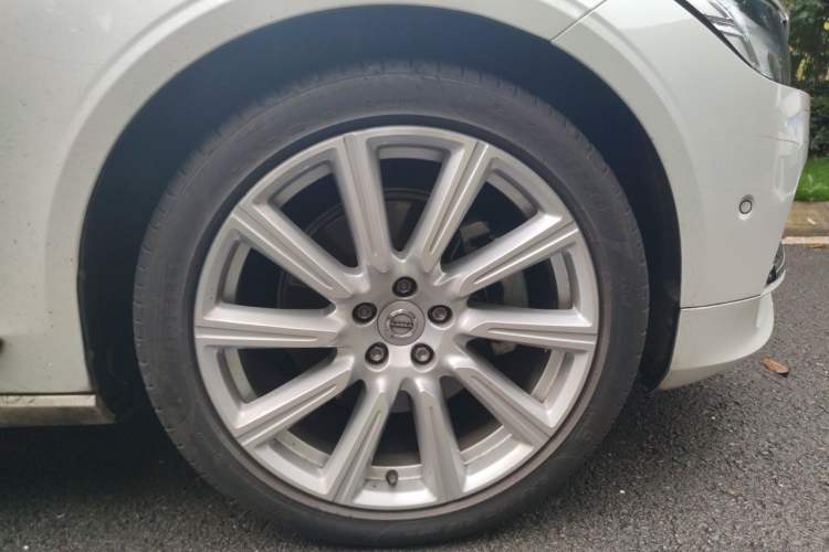 Used Volvo S90 2017 T5 Prestige Edition Right Front Wheel Hub