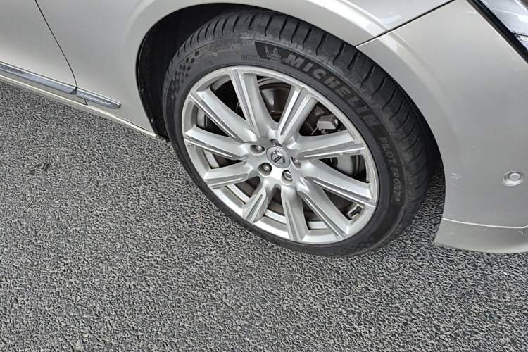 Used Volvo S90 2017 T5 Smart Luxury Edition Right Front Wheel Hub