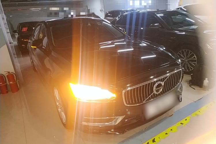 Used Volvo S90 2018 T5 Prestige Edition Front Right 45 Deg