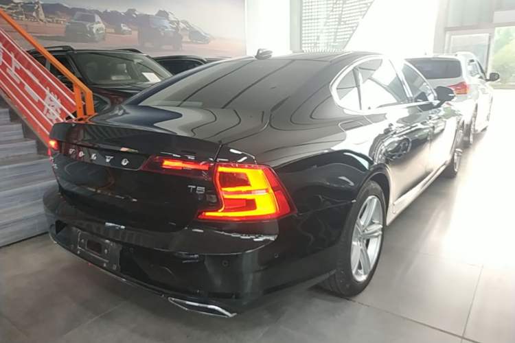Used Volvo S90 2018 T4 Zhiyuan Edition Rear Right 45 Deg