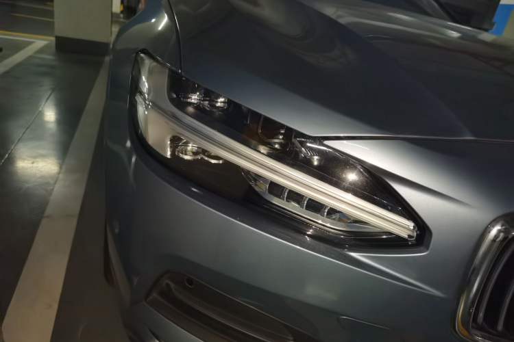 Used Volvo S90 2018 T4 Zhiyuan Edition Right Front Headlight