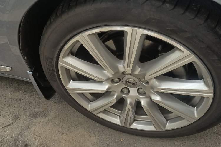 Used Volvo S90 2018 T5 Prestige Edition Right Front Wheel Hub