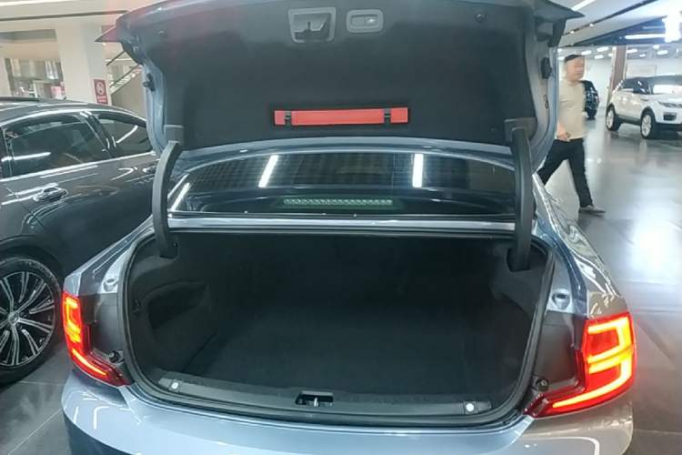 Used Volvo S90 2018 T4 Zhiyuan Edition Trunk