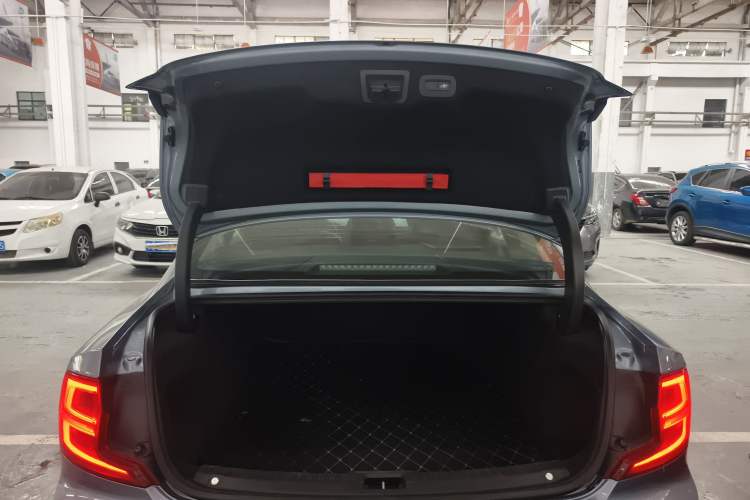Used Volvo S90 2018 T4 Zhiyuan Edition Trunk