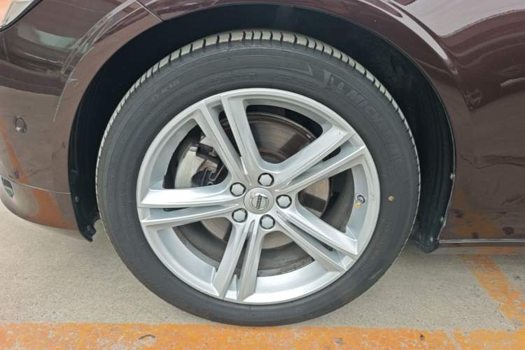 Used Volvo S90 2018 T4 Zhiyuan Edition Left Front Wheel Hub