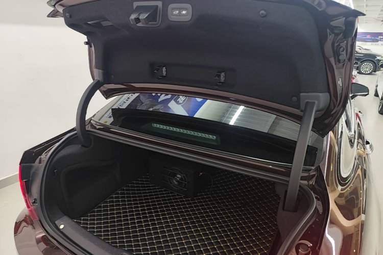 Used Volvo S90 2018 T5 Prestige Edition Trunk