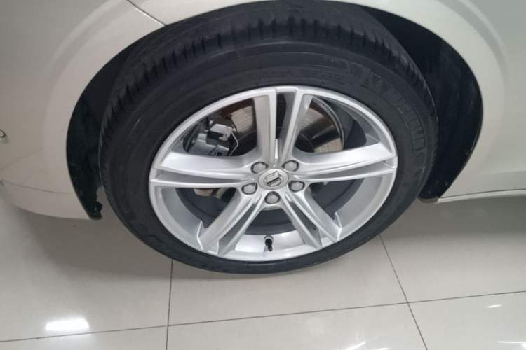Used Volvo S90 2018 T4 Zhiyuan Edition Left Front Wheel Hub