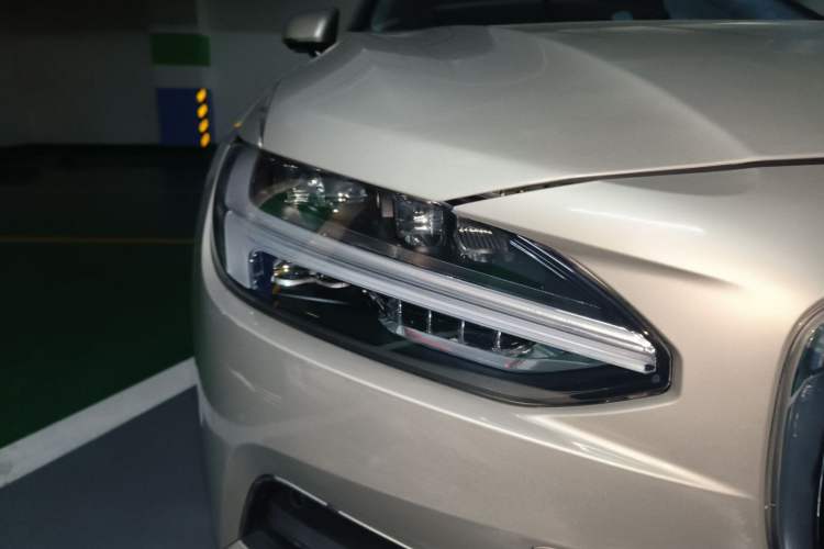 Used Volvo S90 2018 T4 Zhiyuan Edition Right Front Headlight