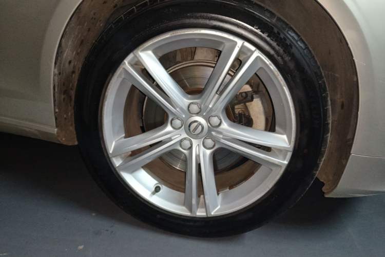 Used Volvo S90 2018 T4 Zhiyuan Edition Right Front Wheel Hub