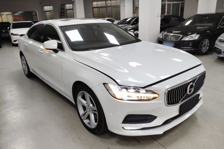 Used Volvo S90 2018 T4 Zhiyuan Edition Front Right 45 Deg