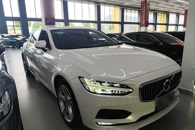 Used Volvo S90 2018 T4 Zhiyuan Edition Front Right 45 Deg