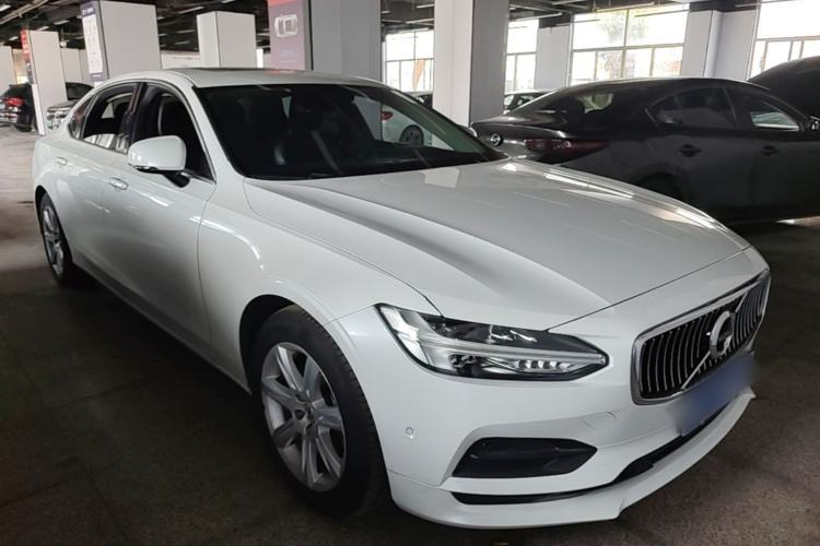 Used Volvo S90 2018 T4 Zhiyi Edition Front Right 45 Deg