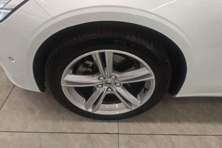 Used Volvo S90 2018 T4 Zhiyuan Edition Left Front Wheel Hub
