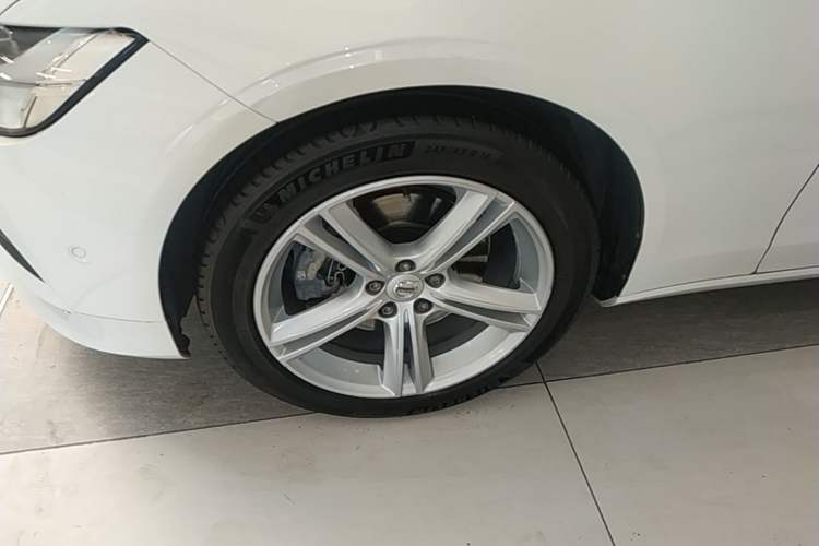 Used Volvo S90 2018 T4 Zhiyuan Edition Left Front Wheel Hub