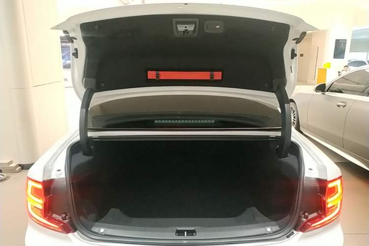 Used Volvo S90 2018 T4 Zhiyuan Edition Trunk