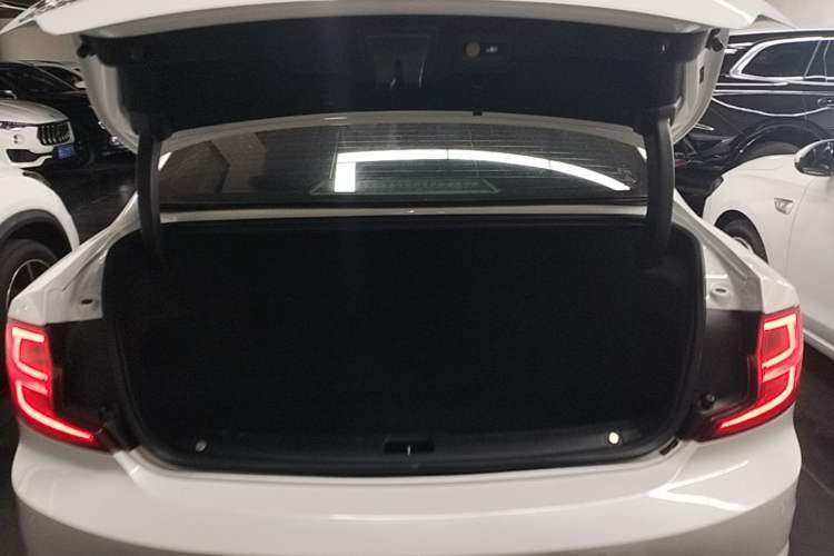 Used Volvo S90 2018 T4 Zhiyuan Edition Trunk