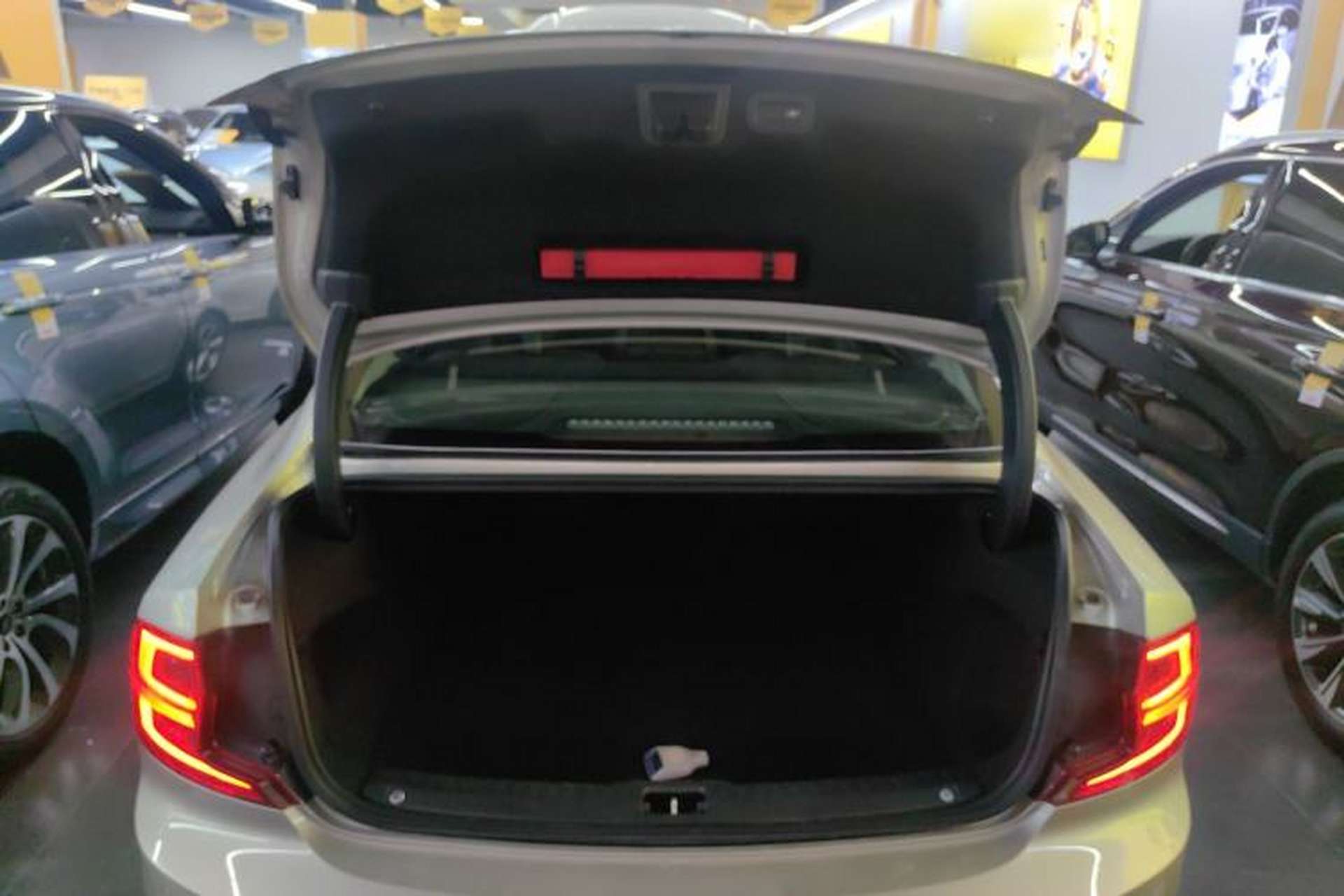 Used Volvo S90 2018 T4 Zhiyuan Edition Trunk