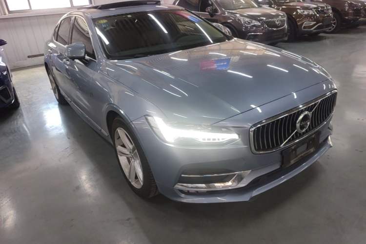 Used Volvo S90 2019 T5 Zhiyi Edition Front Right 45 Deg