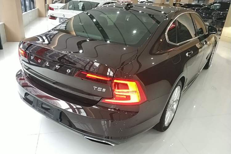 Used Volvo S90 2019 T5 Zhiya Edition Rear Right 45 Deg