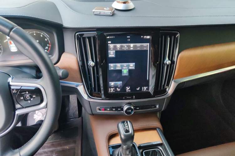 Used Volvo S90 2020 Facelift T5 Smart & Luxurious Edition Audio And AC Panel
