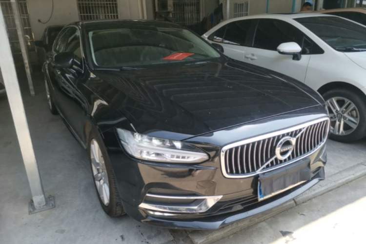 Used Volvo S90 2020 T5 Zhiyi Luxury Edition Front Right 45 Deg