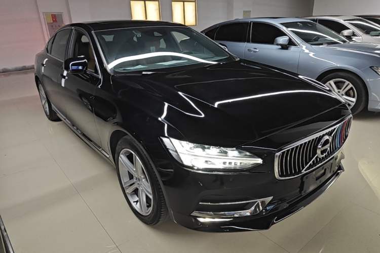 Used Volvo S90 2020 T5 Zhiyi Luxury Edition Front Right 45 Deg