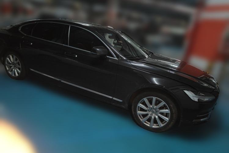 Used Volvo S90 2020 T5 Zhiyi Luxury Edition Front Right 45 Deg