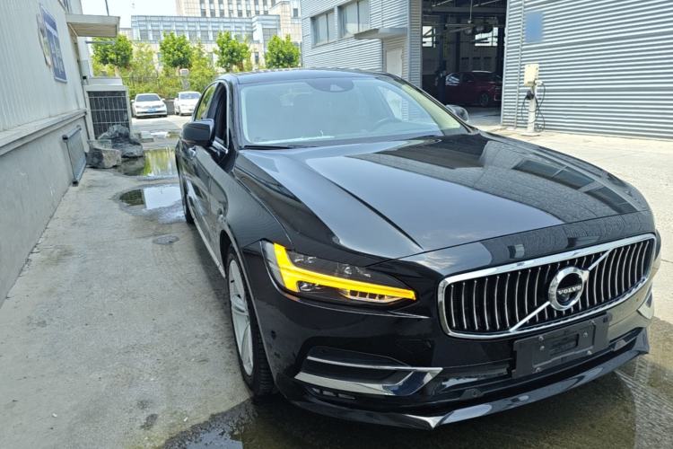 Used Volvo S90 2020 T5 Zhiyi Luxury Edition Front Right 45 Deg
