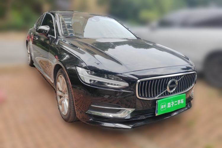Used Volvo S90 2020 T4 SmartDrive Luxury Edition Front Right 45 Deg