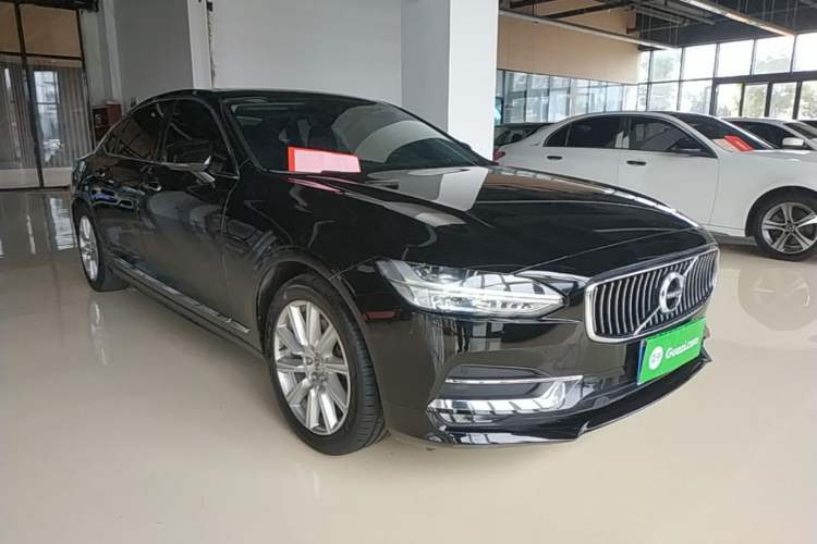 Used Volvo S90 2020 T5 Zhiyi Luxury Edition Front Right 45 Deg