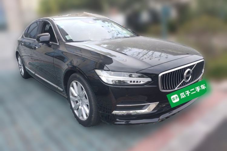 Used Volvo S90 2020 T4 SmartDrive Luxury Edition Front Right 45 Deg