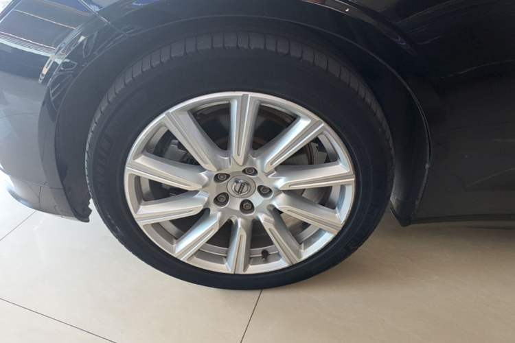 Used Volvo S90 2020 Facelift T5 Smart & Luxurious Edition Left Front Wheel Hub