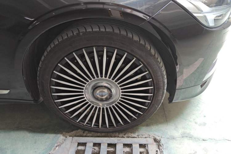 Used Volvo S90 2020 T5 Zhiyuan Luxury Edition Right Front Wheel Hub
