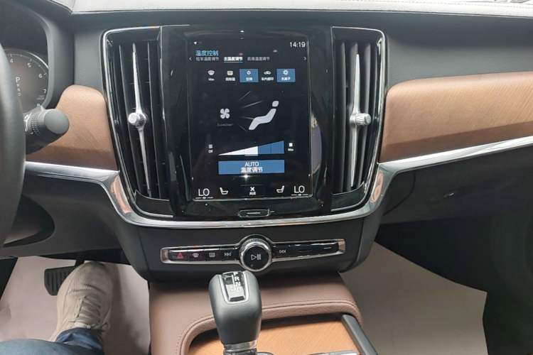Used Volvo S90 2020 Facelift T5 Smart & Luxurious Edition Audio And AC Panel