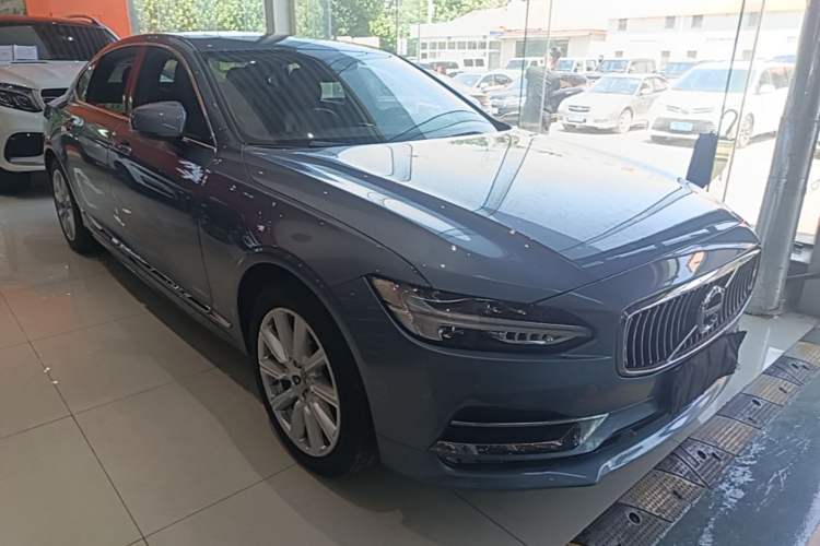 Used Volvo S90 2020 T5 Zhiyi Luxury Edition Front Right 45 Deg