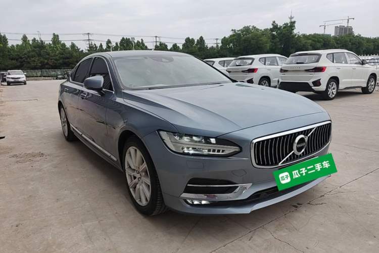 Used Volvo S90 2020 Facelift T5 Smart & Luxurious Edition Front Right 45 Deg