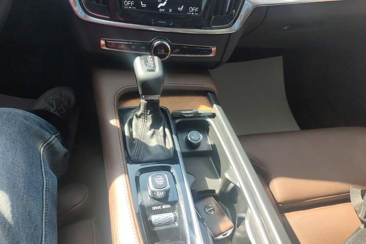 Used Volvo S90 2020 Facelift T5 Smart & Luxurious Edition Gear Lever