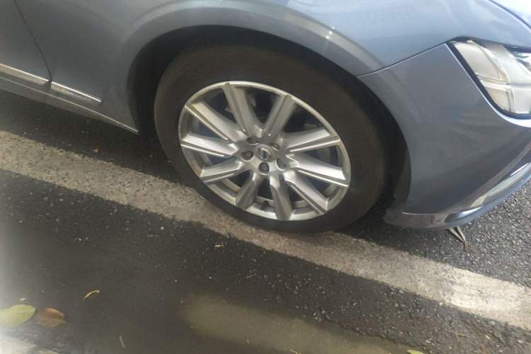 Used Volvo S90 2020 Facelift T5 Smart & Luxurious Edition Right Front Wheel Hub