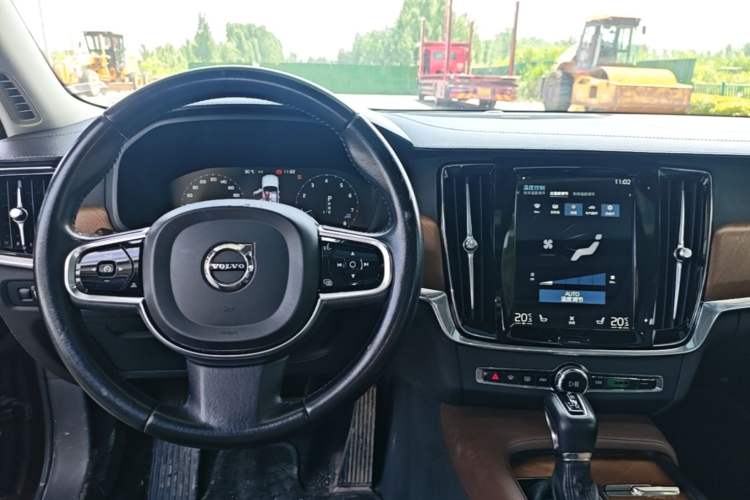 Used Volvo S90 2020 Facelift T5 Smart & Luxurious Edition Center Console