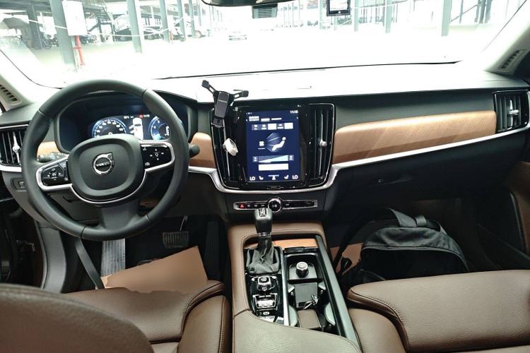 Used Volvo S90 2020 Facelift T5 Smart & Luxurious Edition Center Console
