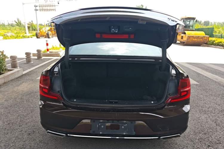 Used Volvo S90 2020 Facelift T5 Smart & Luxurious Edition Trunk