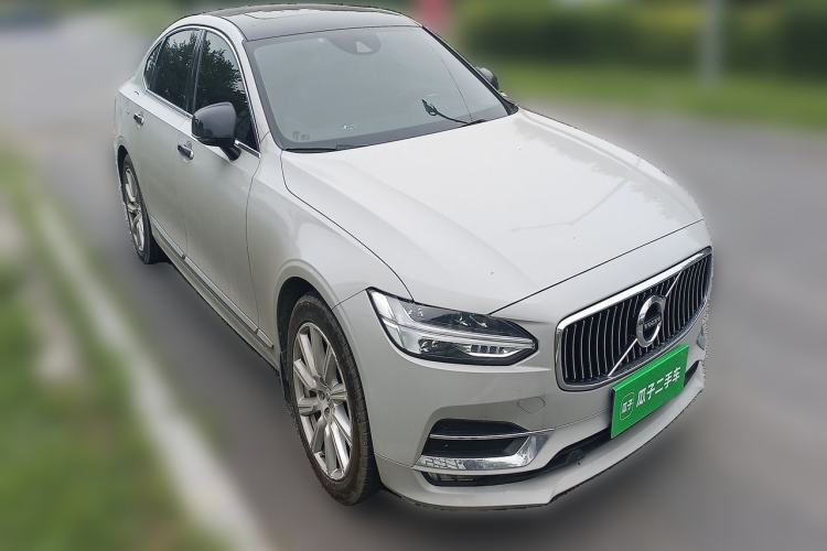 Used Volvo S90 2020 T5 Zhiyi Luxury Edition Front Right 45 Deg