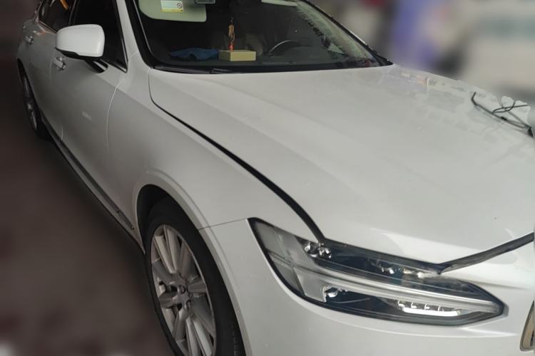 Used Volvo S90 2020 T5 Zhiyi Luxury Edition Front Right 45 Deg