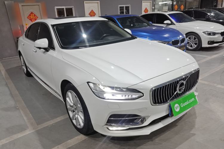 Used Volvo S90 2020 Facelift T5 Smart & Luxurious Edition Front Right 45 Deg
