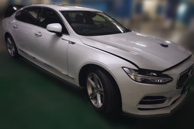Used Volvo S90 2020 T4 SmartDrive Luxury Edition Front Right 45 Deg