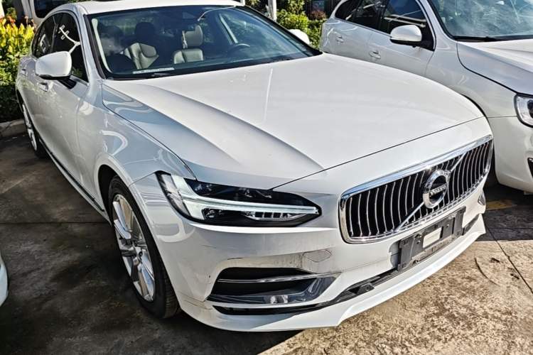 Used Volvo S90 2020 T5 Zhiyi Luxury Edition Front Right 45 Deg