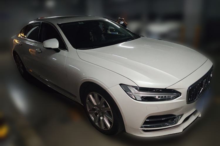Used Volvo S90 2020 Facelift T5 Smart & Luxurious Edition Front Right 45 Deg