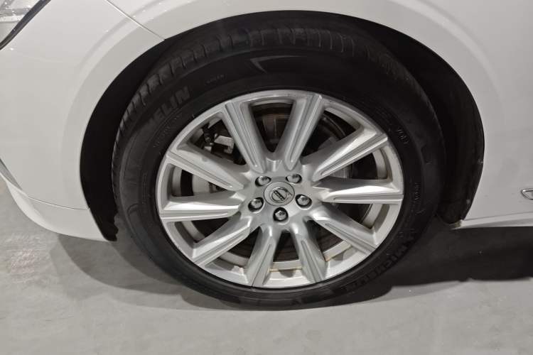 Used Volvo S90 2020 Facelift T5 Smart & Luxurious Edition Left Front Wheel Hub