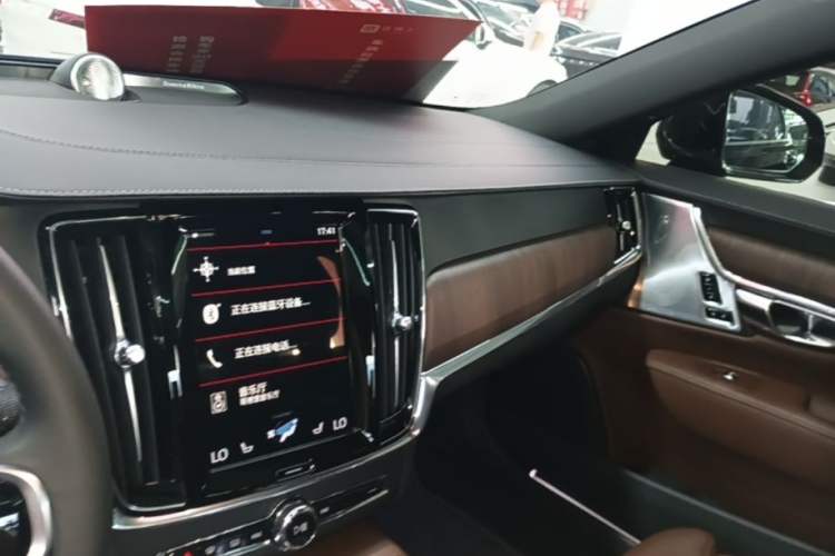 Used Volvo S90 2021 B5 Luxury Smart Edition Center Console