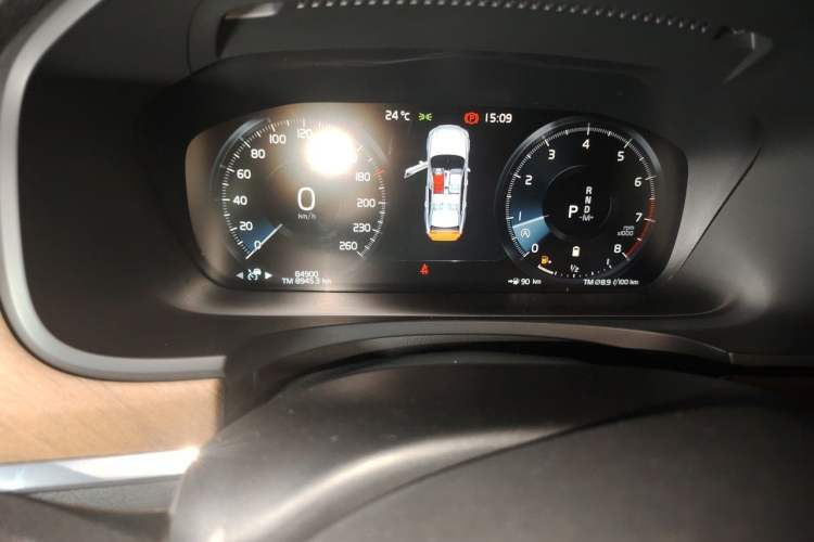 Used Volvo S90 2021 B5 Zhiyi Luxury Edition Odometer Close Up